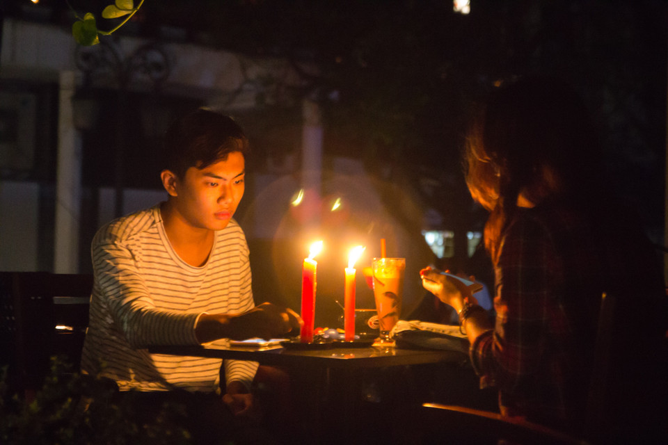 Đôi bạn trẻ hẹn hò nhau trong ánh nến lung linh. (Ảnh: Minh Sơn/Vietnam+)