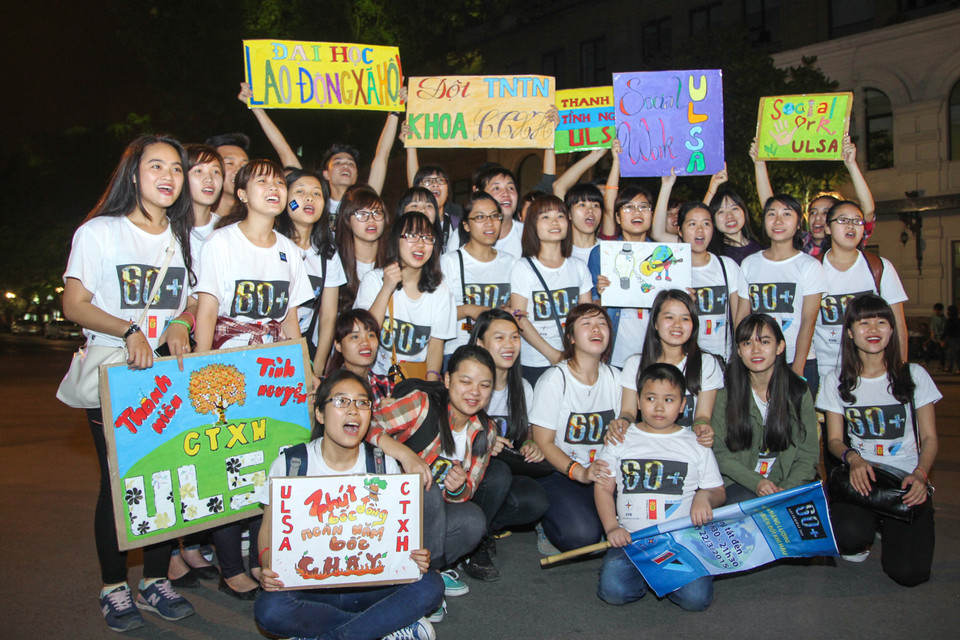 Với chủ đề ‘Tiết kiệm năng lượng - Ứng phó biến đổi khí hậu’, chương trình đã thu hút đông đảo các bạn trẻ tham gia. (Ảnh: Minh Sơn/Vietnam+)