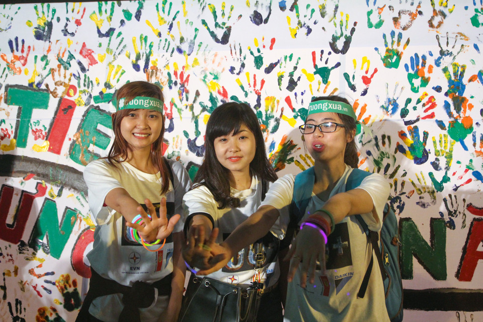 Đúng 20 giờ 30 ngày 22/3, xung quanh khu vực Hồ Gươm, Nhà hát lớn đồng loạt tắt đèn chiếu sáng, trang trí, biển quảng cáo trong 1 giờ (từ 20 giờ 30 đến 21 giờ 30), nhằm hướng ứng Giờ Trái đất năm 2015. (Ảnh: Minh Sơn/Vietnam+)