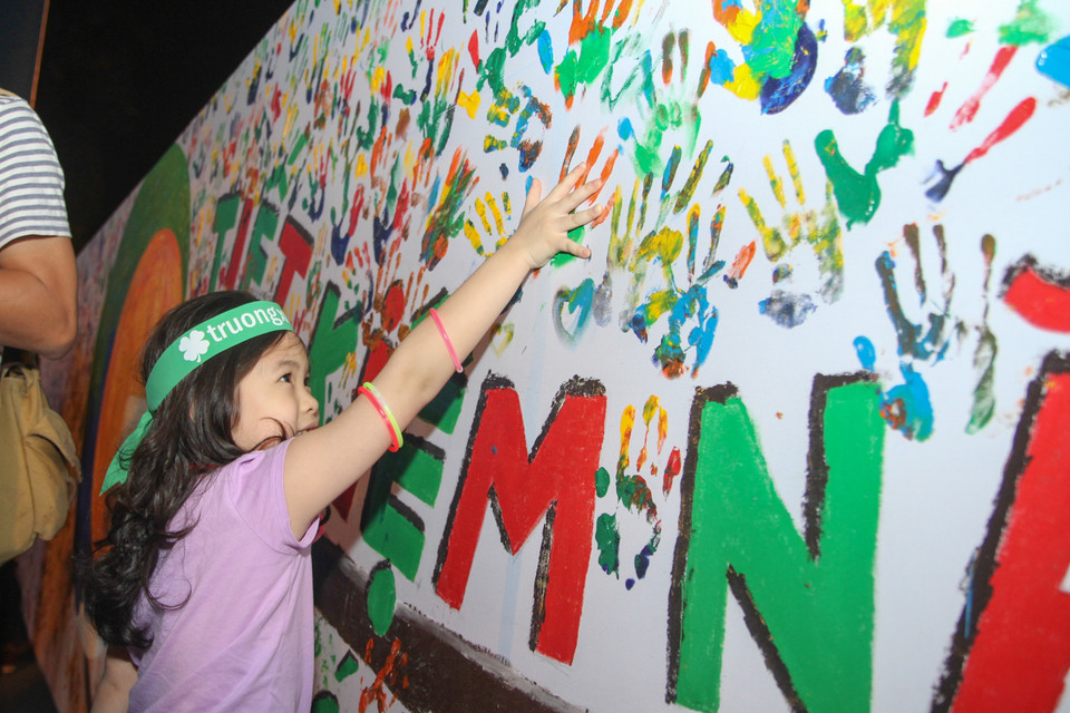 Cây vân tay được dựng lên nhằm thể hiện sự cam kết của người dân với việc tiết kiệm điện, bảo vệ môi trường. (Ảnh: Minh Sơn/Vietnam+)