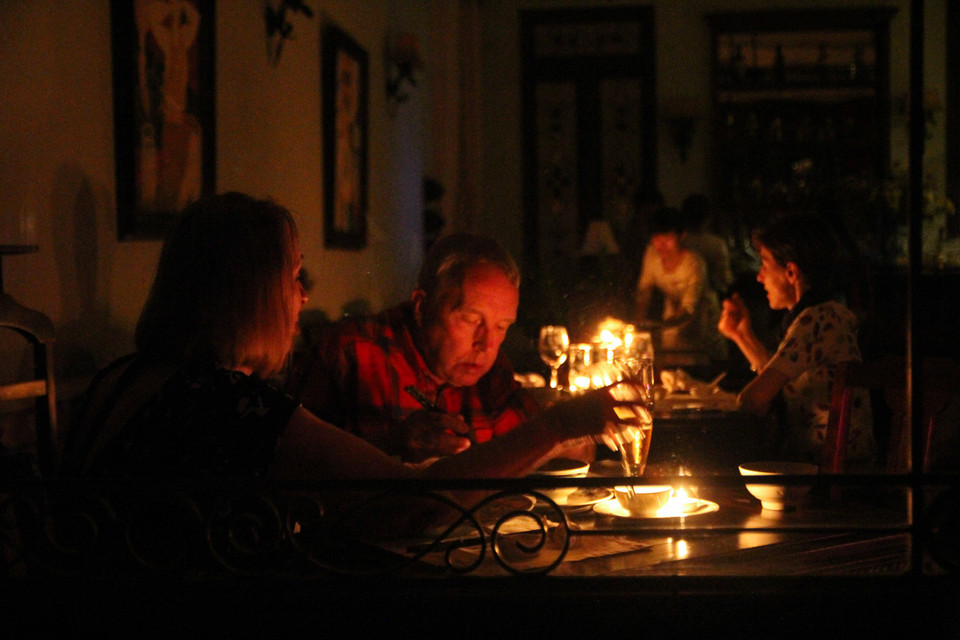 Các hàng quán dọc tuyến phố Tràng Tiền đã chuẩn bị sẵn nến cho các du khách nước ngoài trong 60 phút tắt đèn. (Ảnh: Minh Sơn/Vietnam+)