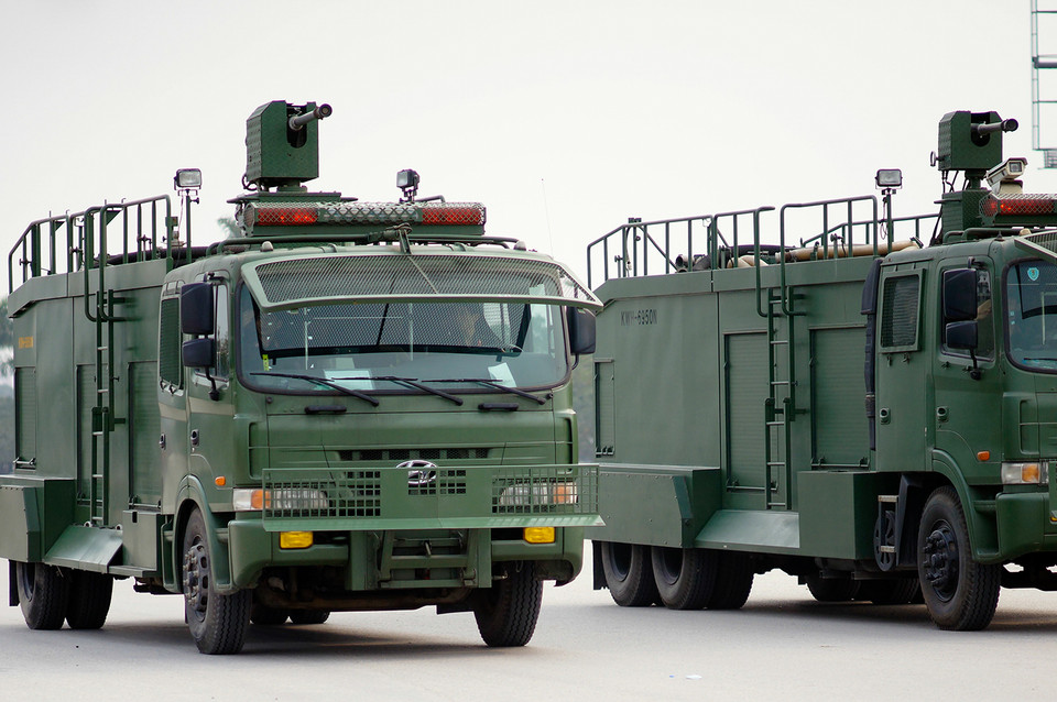 Hai xe phun nước đặc chủng chống bạo động của cảnh sát cơ động do hãng Hyundai sản xuất. Súng phun nước chính đặt trên nóc cabin. (Ảnh: Minh Sơn/Vietnam+)