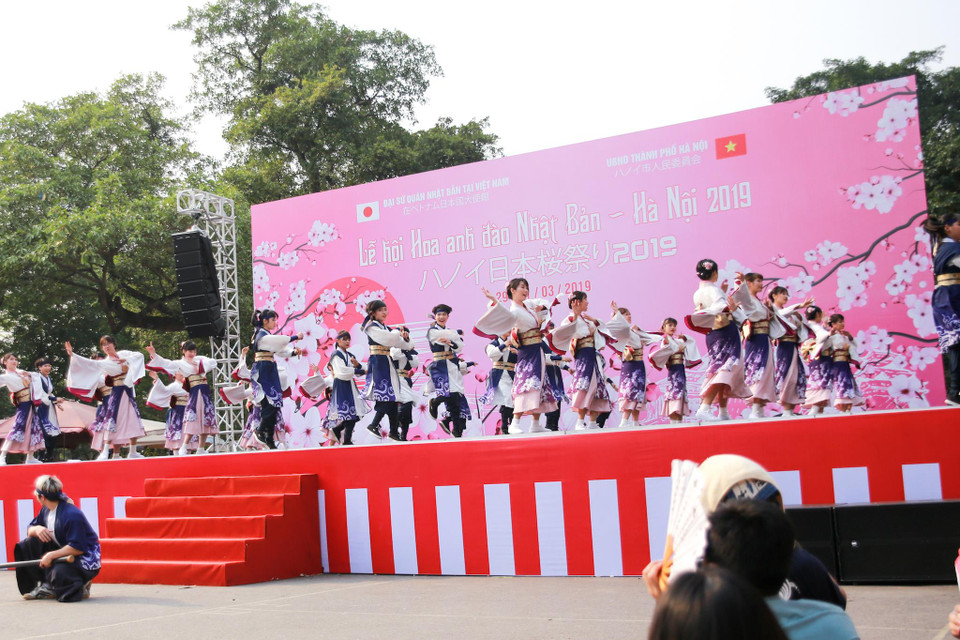 'Hẹn ước sông Ngân Hà' của nhóm Yokaze là tiết mục gây ấn tượng đặc biệt bởi được thể hiện trên nền nhạc Việt, lấy ý tưởng từ tình yêu đẹp nhưng đầy của Ngưu Lang – Chức Nữ kết hợp cùng những động tác múa Yosakoi độc đáo. (Ảnh: Quang Sỹ/Vietnam+)