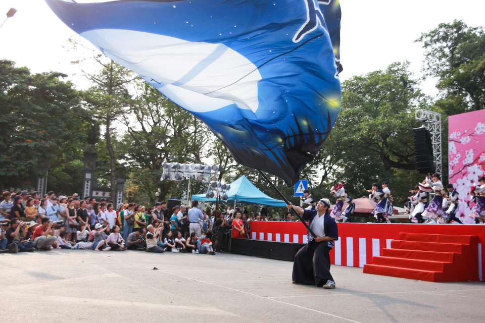 Nghệ nhân múa cờ là nét đặc sắc riêng biệt, giúp thu hút và khuấy động không khí trong suốt buổi trình diễn múa Yosakoi. (Ảnh: Quang Sỹ/Vietnam+)