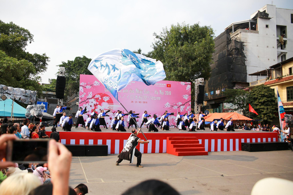 Các tiết mục đều được đầu tư kỹ lưỡng về mặc trang phục lẫn động tác, thể hiện đầy chân thực tinh thần sôi nổi đầy quyết liệt của người dân Nhật Bản. (Ảnh: Quang Sỹ/Vietnam+)