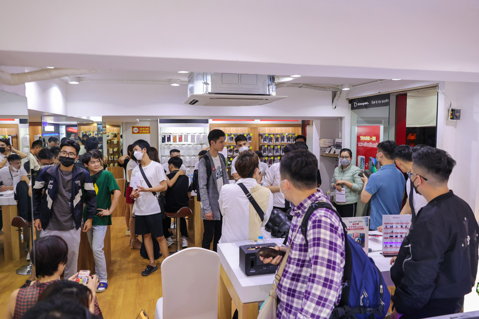 Đại diện Di Động Việt tại Thái Hà (Hà Nội) cho biết cửa hàng sẽ giao 110 máy cho khách hàng từ 0 giờ ngày 14/10. (Ảnh: Minh Sơn/Vietnam+)