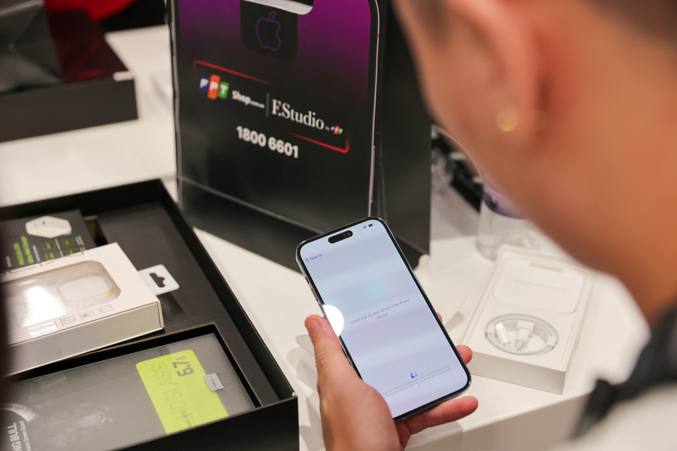 Đại diện FPT Shop cho biết ngay trong đêm mở bán máy, FPT Shop đã giao thành công 5.100 chiếc iPhone cho khách hàng trên toàn quốc. (Ảnh: Minh Sơn/Vietnam+)
