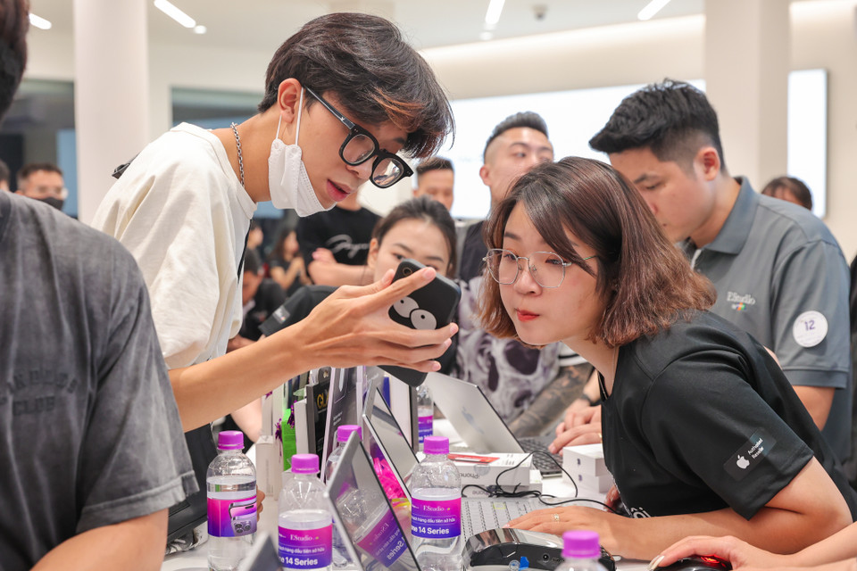 Xét riêng về iPhone 14 Pro Max, mức dung lượng 128GB và 256GB chiếm tỉ lệ đặt mua áp đảo với 89,5% và phiên bản màu Tím (Deep Purple) được yêu thích nhất. (Ảnh: Minh Sơn/Vietnam+)