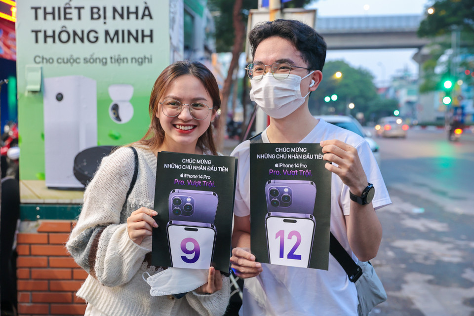 Rất đông khách hàng đến cửa hàng từ 5 giờ sáng ngày 14/10 chờ nhận máy. (Ảnh: Minh Sơn/Vietnam+)