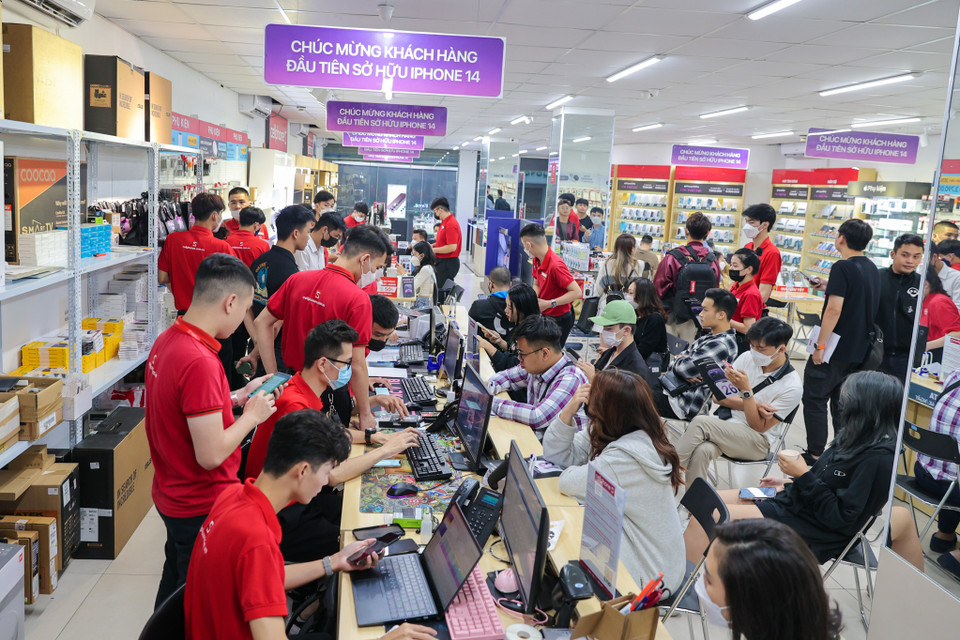 Phiên bản màu Tím và Bạc trên iPhone 14 Pro/14 Pro Max nhanh chóng hết suất nhận hàng sớm. Phiên bản iPhone 14 Pro và iPhone 14 Pro Max màu Vàng và Tím chiếm chủ đạo 80% lượng quan tâm. Với phiên bản iPhone 14 và 14 Plus, các màu đen và starlight trắng được quan tâm nhiều, khi là 2 màu sắc phổ thông chiếm 60% lượng quan tâm. (Ảnh: Minh Sơn/Vietnam+)