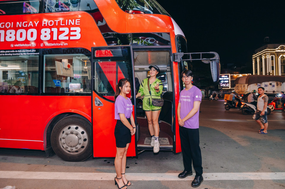 Trong khi đó, Viettel Store tại có một chiến dịch mở bán iPhone 14 theo cách rất đặc biệt. Đơn vị này sử dụng xe bus 2 tầng để đón các khách hàng đặt mua trước iPhone 14 Series ngay trong đêm 13/10. (Ảnh: Minh Sơn/Vietnam+)