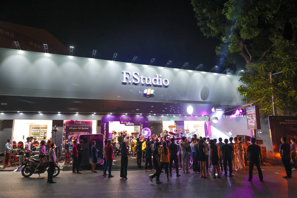 Vào đúng 0 giờ ngày 14/10, hệ thống FPT Shop đã chính thức 'lên kệ' iPhone 14 Series chính hãng. Đây cũng là đơn vị đầu tiên đồng loạt mở bán iPhone 14 Series chính hãng tại toàn bộ các cửa hàng trên toàn quốc. (Ảnh: Minh Sơn/Vietnam+)