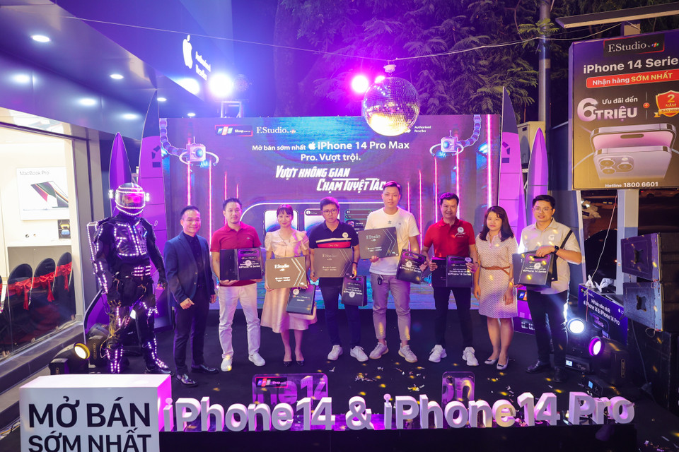 'Chúng tôi dự báo sức tiêu thụ và số bán năm nay sẽ tiếp tục tạo nên những con số kỷ lục tại FPT Shop và F.Studio by FPT nói riêng và Việt Nam nói chung,' ông Nguyễn Thế Kha, Giám đốc khối Viễn thông Di động hệ thống FPT Shop và F.Studio by FPT chia sẻ. (Ảnh: Minh Sơn/Vietnam+)