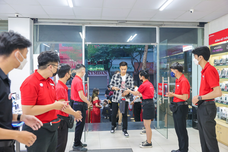 Đại diện CellphoneS cho hay iPhone 14 Pro Max là mẫu máy chiếm tỉ lệ đặt mua cao nhất với 80%, iPhone 14 Pro chiếm 15%, iPhone 14 Plus và iPhone 14 chiếm khoảng 5%. (Ảnh: Minh Sơn/Vietnam+)
