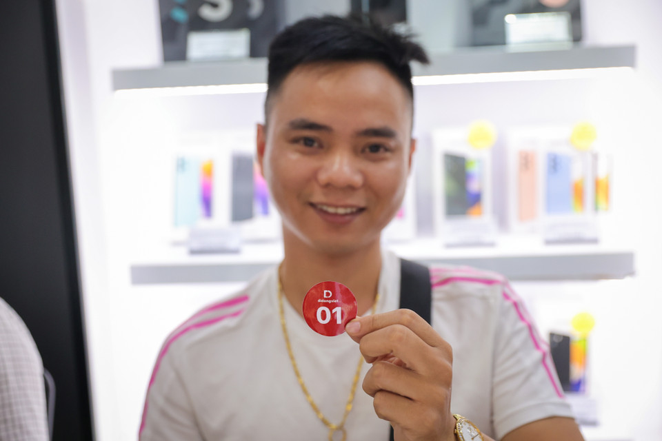 Anh Trần Xuân Thủy (Linh Đàm, Hà Nội) là một trong những khách hàng đầu tiên xếp hàng tại Di Động Việt. Anh Thủy cho hay đã tới xếp hàng từ 8 giờ tối ngày 13/10 để chờ lấy máy. (Ảnh: Minh Sơn/Vietnam+)