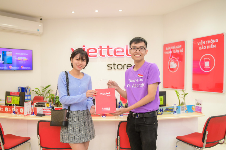 Đại diện ban truyền thông Viettel Store cho biết việc sử dụng xe bus 2 tầng đón khách hàng tới nhận máy là một món quà mà đơn vị này dành tặng các khách hàng đặt mua trước. (Ảnh: Minh Sơn/Vietnam+)