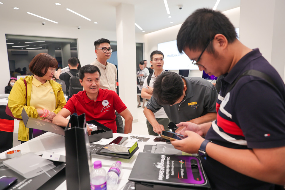 Các khách hàng mua sớm iPhone 14 Series sẽ nhận được nhiều phần quà ưu đãi từ FPT Shop. (Ảnh: Minh Sơn/Vietnam+)