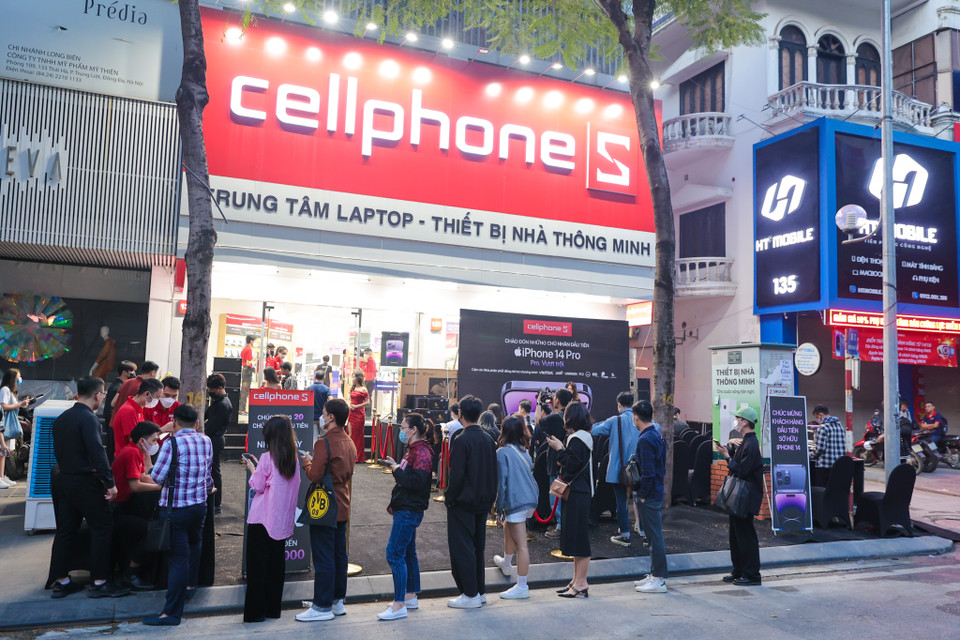 Trong khi đó, CellphoneS chính thức mở bán iPhone 14 Series cho hơn 15.000 khách hàng đặt trước vào lúc 6 giờ sáng 14/10 đồng loạt tại 100 cửa hàng trên cả nước. (Ảnh: Minh Sơn/Vietnam+)