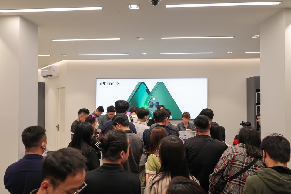 Hệ thống FPT Shop trên toàn quốc đã đồng loạt giao iPhone 14 Series chính hãng (mã VN/A) đầu tiên tại Việt Nam đến khách hàng đặt mua trước. (Ảnh: Minh Sơn/Vietnam+)