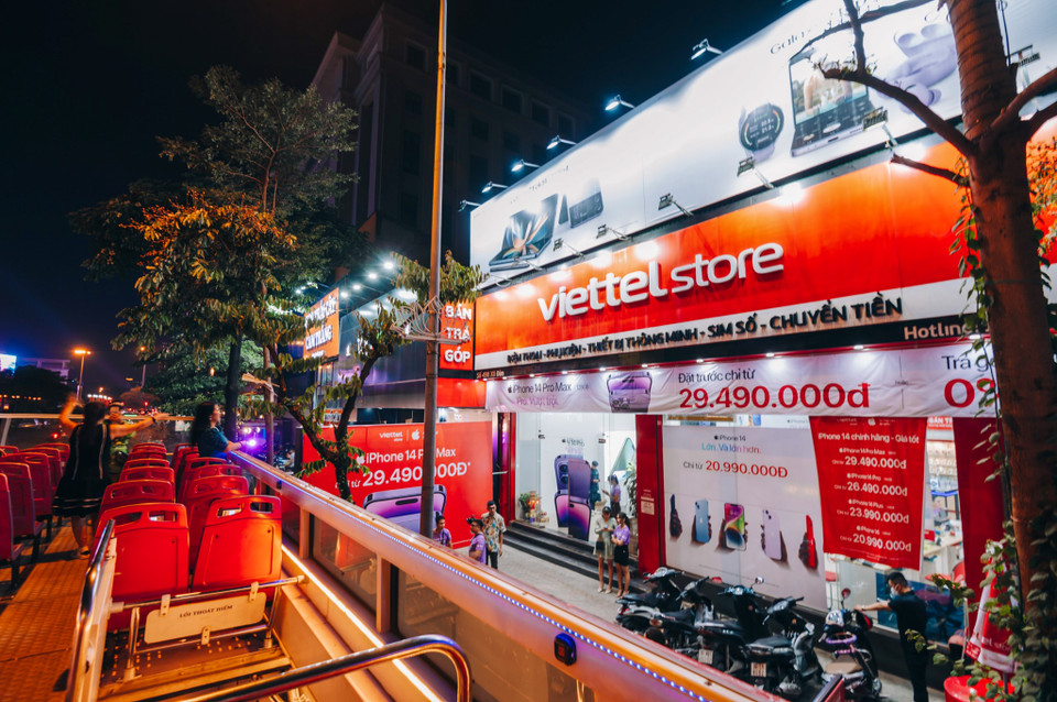 Chiếc xe bus 2 tầng màu đỏ di chuyển quanh các tuyến phố chính của thủ đô Hà Nội và Thành phố Hồ Chí Minh để đón khách hàng tới Viettel Store nhận máy. (Ảnh: Minh Sơn/Vietnam+)
