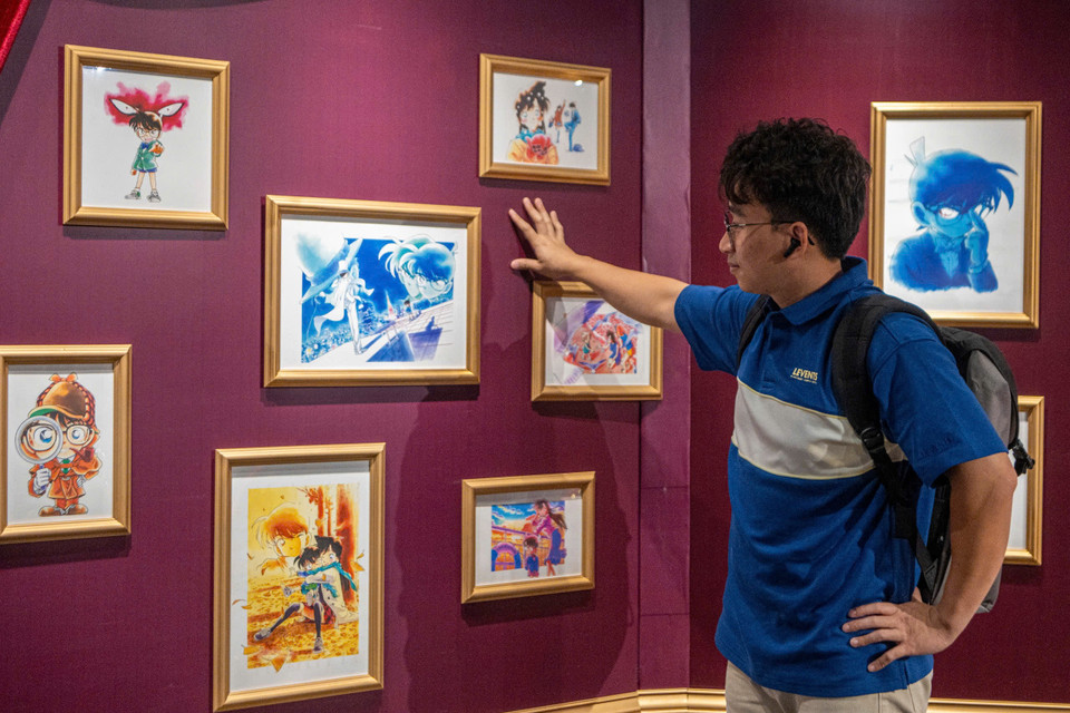 Đó là các khu vực trưng bày tượng nhân vật, khu vực điểm lại những “câu nói” đáng nhớ xuyên suốt tác phẩm, những câu danh ngôn bộc lộ tâm tư cũng như niềm tin của các nhân vật; khu vực “chuyên mục đặc biệt” tuyển tập những mật mã từng xuất hiện trong các tác phẩm; khu vực tập trung vào những nhân vật chính đứng trong bóng tối của “Thám tử lừng danh Conan”; hay khu vực dành riêng cho “đối thủ của Conan” - Siêu đạo chích Kaito Kid…(Ảnh: Minh Sơn/Vietnam+)