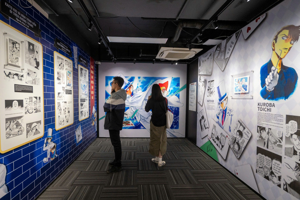 Trong khuôn khổ của triển lãm, lịch sử phát triển cùng sức hấp dẫn của Thám tử lừng danh Conan được giới thiệu đến người hâm mộ thông qua những căn phòng, khu vực được bố trí theo những chủ đề khác nhau dựa trên nội dung truyện. (Ảnh: Minh Sơn/Vietnam+)