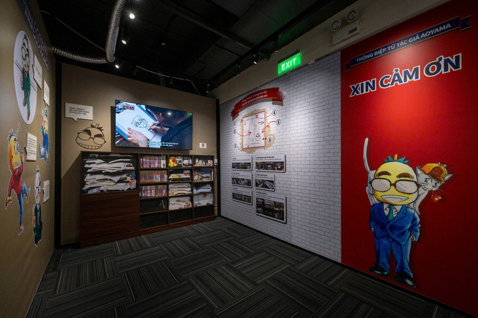 Triển lãm còn tạo ấn tượng khó quên với khu vực trưng bày đặc biệt của tác giả Gosho Aoyama - Nơi chứa những tài liệu thiết kế quý giá thời kỳ đầu của “Thám tử lừng danh Conan”. Nhiều khán giả theo dõi đoạn phim ngắn nói về tác giả Gosho Aoyama. (Ảnh: Minh Sơn/Vietnam+)