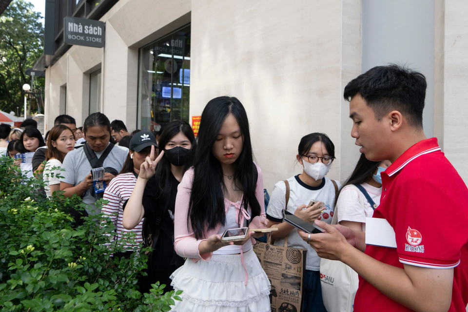 Sáng 26/10, Nhà xuất bản Kim Đồng cùng đơn vị nắm giữ bản quyền Tagger đã khai mạc triển lãm “30 năm đi cùng ký ức - Thám tử lừng danh Conan." (Ảnh: Minh Sơn/Vietnam+)