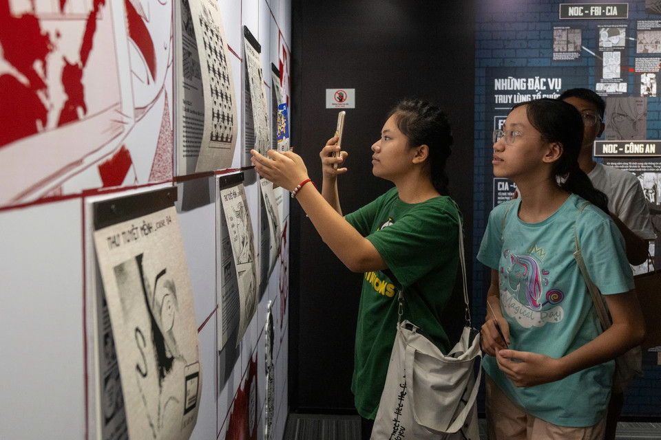 Bắt đầu được đăng dài kì trên “Tuần san Shonen Sunday” của Nhà xuất bản Shogakukan từ tháng 1 năm 1994, cho tới nay “Thám tử lừng danh Conan” (Nguyên tác của tác giả Gosho Aoyama) đánh dấu cột mốc 30 năm ra đời, trở thành bộ truyện được yêu thích trên toàn thế giới. (Ảnh: Minh Sơn/Vietnam+)