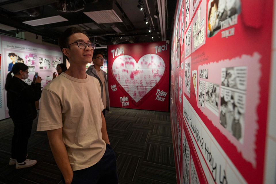 Đơn vị tổ chức triển lãm đã sắp xếp lại để chúng trở thành một câu chuyện hoàn chỉnh, chẳng hạn mối tình của Conan và Ran Mori, những người bạn đã giúp đỡ Conan, tổ chức áo đen. (Ảnh: Minh Sơn/Vietnam+)