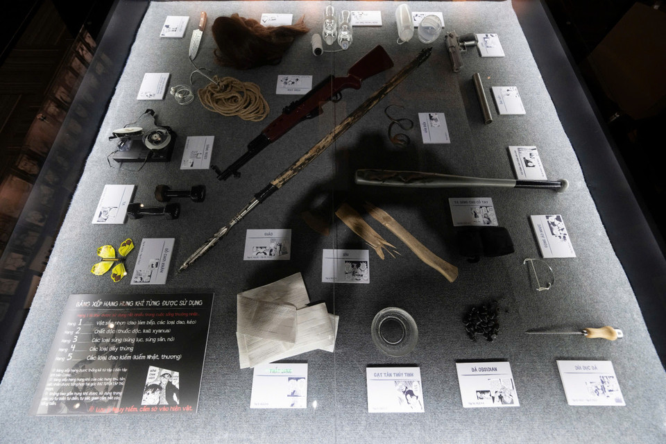 Tủ kính chứa những hung khí đã xuất hiện trong suốt 30 năm bộ truyện tranh Conan. (Ảnh: Minh Sơn/Vietnam+)