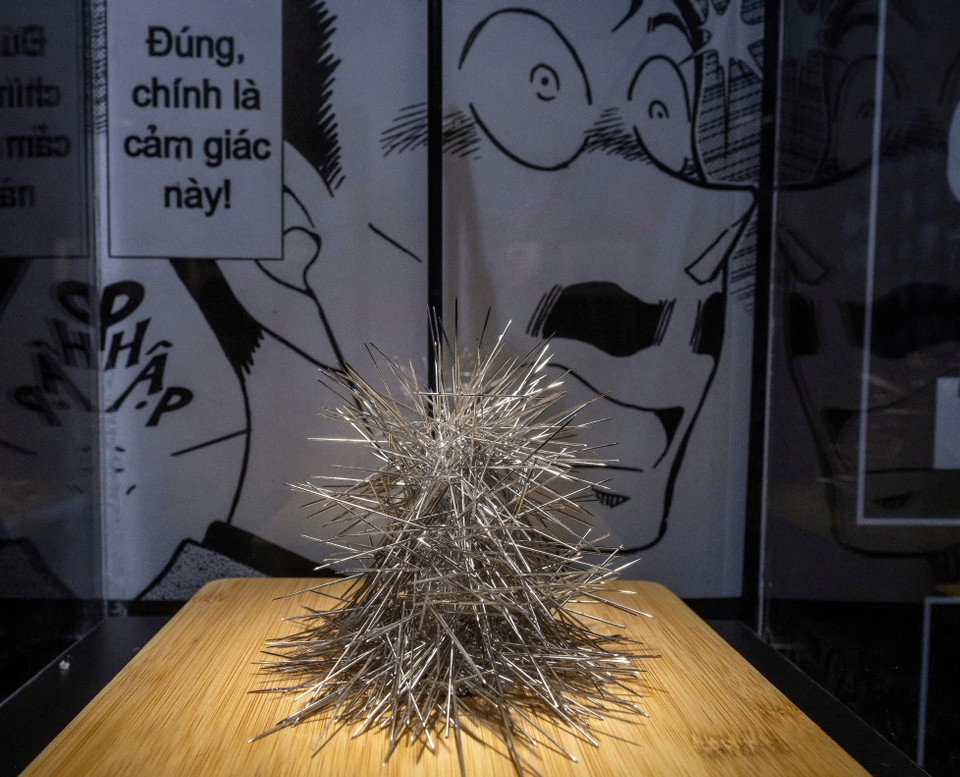 Chiếc tủ kính trưng bày số kim gây mê mà thám tử "ngủ gật" Mori và một số nhân vật khác bị Conan bắn ra để phá án. (Ảnh: Minh Sơn/Vietnam+)