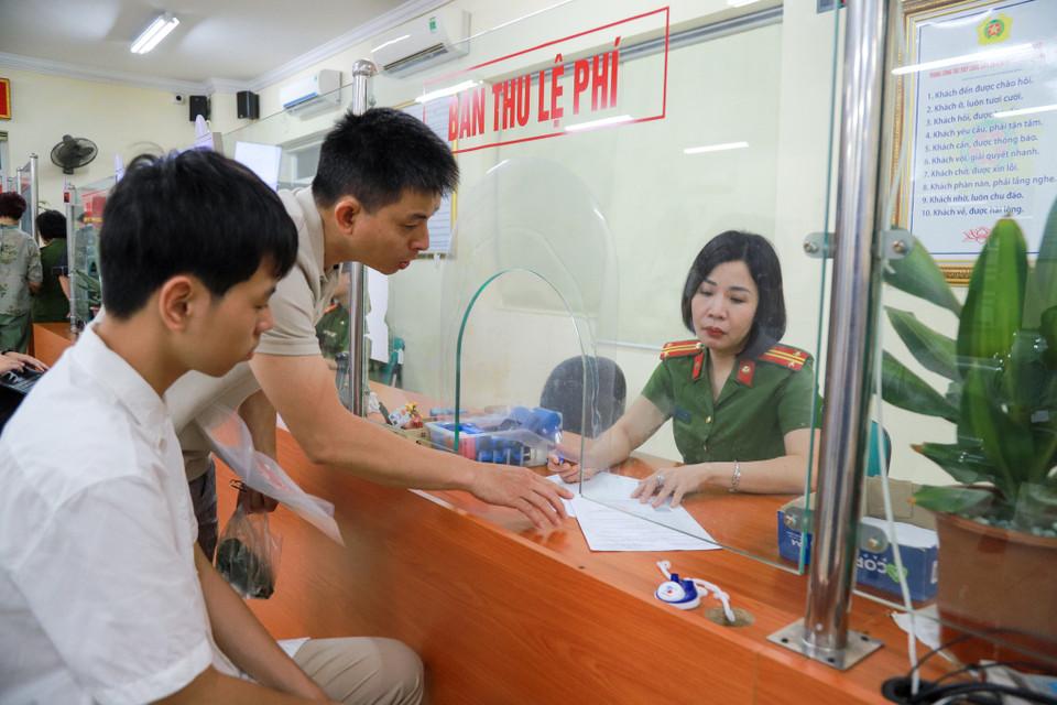 Việc tích hợp thông tin sinh trắc học về ADN vào cơ sở dữ liệu căn cước có rất nhiều lợi ích. Thông tin ADN được sử dụng để xác minh danh tính trong những hoàn cảnh éo le như thiên tai, tai nạn, hỏa hoạn, hỗ trợ nhận diện người thân... góp phần dự phòng biến cố, bình ổn xã hội. (Ảnh: Tuấn Hùng/Vietnam+)