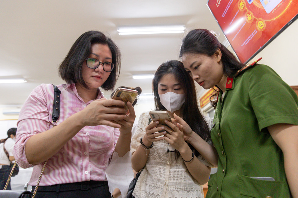 Trung tá Nguyễn Thành Lâm nhận định đây là một trong những đột phá trong việc xây dựng luật đồng thời là một trong những điều kiện thuận lợi cho công dân khi thực hiện các giao dịch, nhất là trong quá trình đi lại đối với trẻ em từ dưới 14 tuổi. (Ảnh: Tuấn Hùng/Vietnam+)