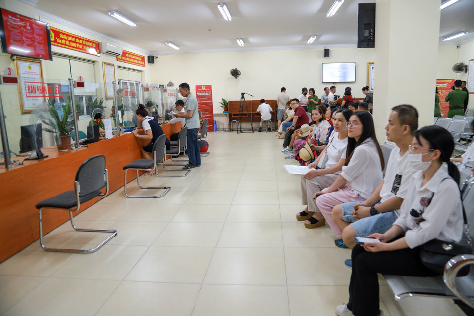 Ghi nhận sáng 1/7 - ngày đầu tiên Bộ Công an chính thức cấp thẻ Căn cước mới, tại trụ sở Phòng Cảnh Sát Quản lý Hành chính về Trật tự xã hội (Công an thành phố Hà Nội) ngay từ 7h rất đông người dân đã có mặt để thực hiện việc cấp, đổi thẻ Căn cước mới. (Ảnh: Tuấn Hùng/Vietnam+)