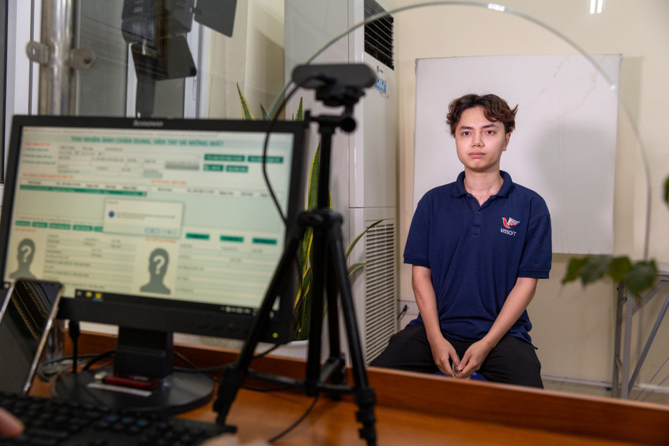 Luật Căn cước còn quy định bổ sung việc thu thập thông tin sinh trắc học. Theo đó, cơ quan làm căn cước sẽ thu nhận thông tin sinh trắc học mống mắt đối với công dân từ đủ 6 tuổi trở lên khi thực hiện thủ tục cấp thẻ căn cước. Thông tin sinh trắc học về ADN và giọng nói được thu thập khi người dân tự nguyện cung cấp khi thực hiện thủ tục cấp căn cước. (Ảnh: Tuấn Hùng/Vietnam+)