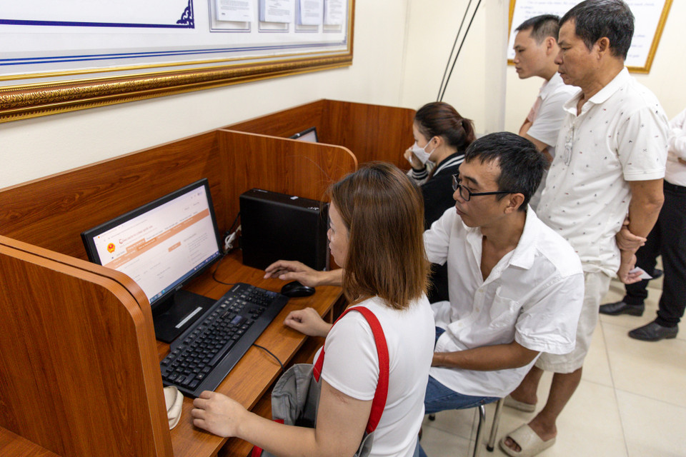 Trung tá Lâm cũng khuyến cáo người dân đối với trẻ em dưới 6 tuổi theo quy định của pháp luật không phải thực hiện thu thập sinh trắc học, chỉ cần đăng ký trên cổng dịch vụ công là đủ điều kiện để cấp căn cước, không cần phải đến trụ sở các cơ quan công an. Đối với trẻ em từ 6 đến dưới 14 tuổi, đây là một trong những trường hợp bắt buộc phải đến để làm thẻ Căn cước. Do đó khi đến phải có đại diện pháp luật hợp pháp. "Trong thời gian tới, chúng tôi sẽ tiến hành phối hợp với gia đình, nhà trường để có thể tạo điều kiện thuận lợi trong vấn đề thu nhận tại các khu trường học để đảm bảo an toàn cho các cháu khi đi lại cũng như đảm bảo quyền lợi của tất cả học sinh," Trung tá Lâm nói. (Ảnh: Tuấn Hùng/Vietnam+)