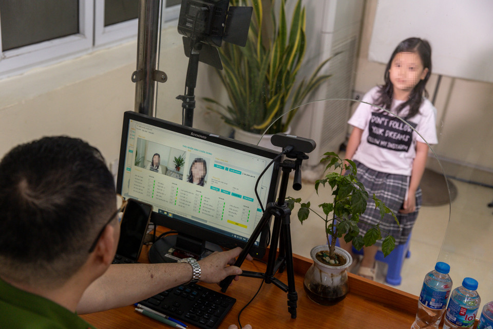 Chị Trâm cho biết được lực lượng công an hỗ trợ rất nhiệt tình để hoàn thiện thủ tục cấp thẻ Căn cước cho các con mình nhanh chóng. "Việc được cấp thẻ Căn cước mới cho các con mình rất tiện lợi. Gia đình mình về sau có tổ chức cho các con đi xa như máy bay rất tiện, không phải mang nhiều hồ sơ giấy tờ nữa," chị Trâm nói. (Ảnh: Tuấn Hùng/Vietnam+)