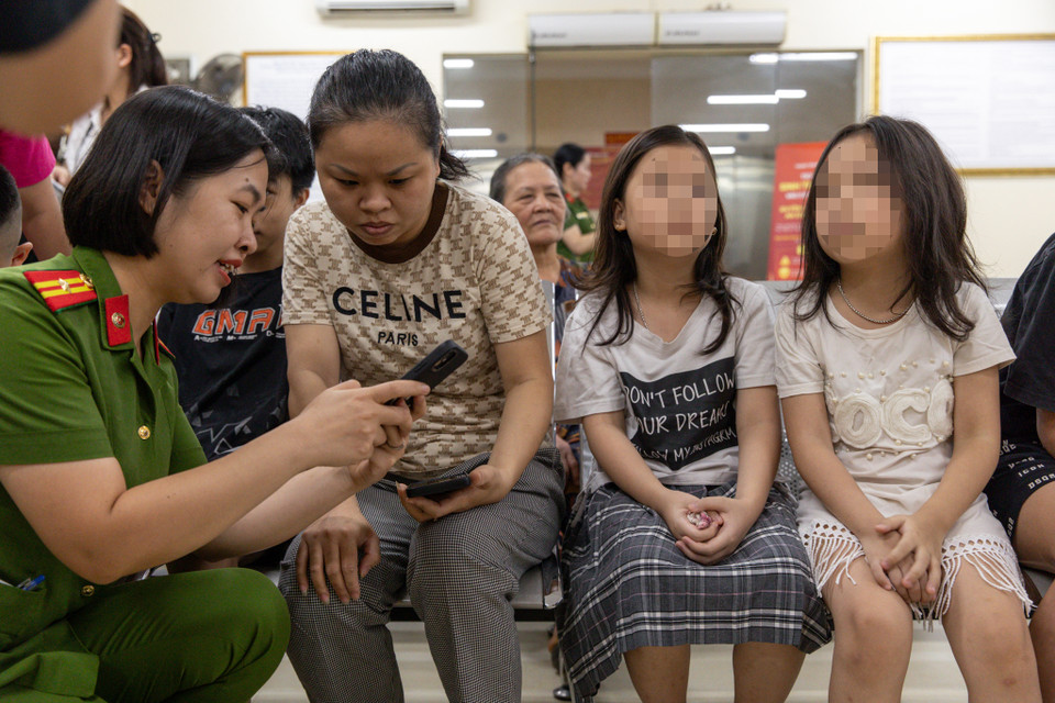 Luật Căn cước có hiệu lực từ ngày 1/7 có 10 điểm mới, trong đó mở rộng đối tượng được thu nhận hồ sơ, cấp thẻ căn cước cho công dân từ 0 đến dưới 6 tuổi, từ 6 đến dưới 14 tuổi; từ 14 tuổi trở lên và cấp giấy chứng nhận căn cước cho người gốc Việt Nam chưa xác định được quốc tịch từ ngày 01/7/2024. (Ảnh: Tuấn Hùng/Vietnam+)