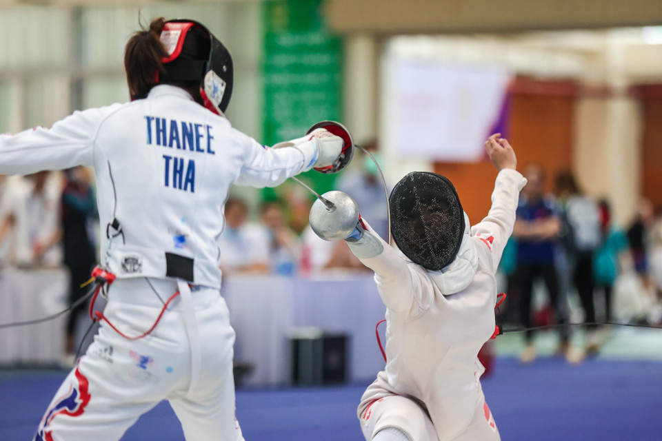 Khoảnh khắc nữ vận động viên trẻ là Nguyễn Phương Kim giao đấu với đối thủ là Thanee Korawan đến từ Thái Lan. (Ảnh: Minh Sơn/Vietnam+)