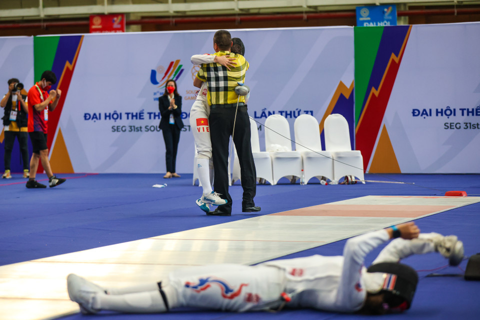 Vũ Thị Hồng đã xuất sắc thắng kiếm thủ người Thái Lan là Vasanasomsithi Pacharaporn với điểm số 13-12 sau 3 hiệp chính và 1 hiệp phụ để vào vòng Bán kết. (Ảnh: Minh Sơn/Vietnam+)