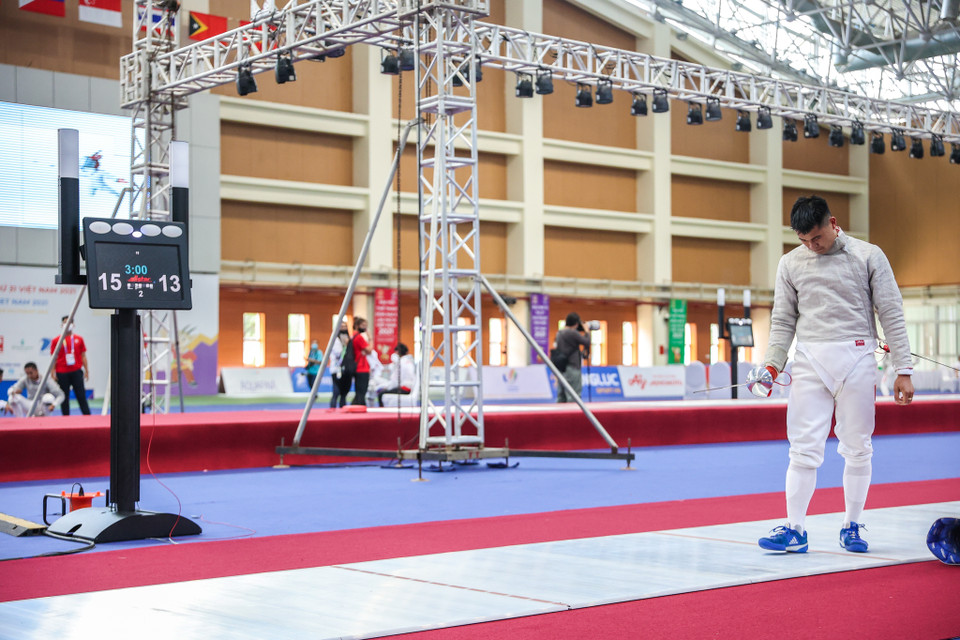 Khoảnh khắc kiếm thủ Nguyễn Xuân Lợi để thua đáng tiếc đối thủ đến từ Thái Lan là Ruangrit Haekerd với tỷ số 15-13. (Ảnh: Minh Sơn/Vietnam+)