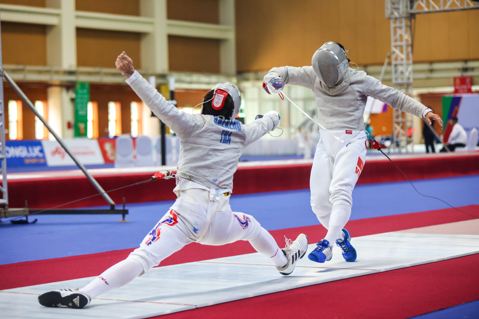 Kiếm thủ Vũ Thành An giao đấu với vận động viên đến từ Thái Lan. (Ảnh: Minh Sơn/Vietnam+)