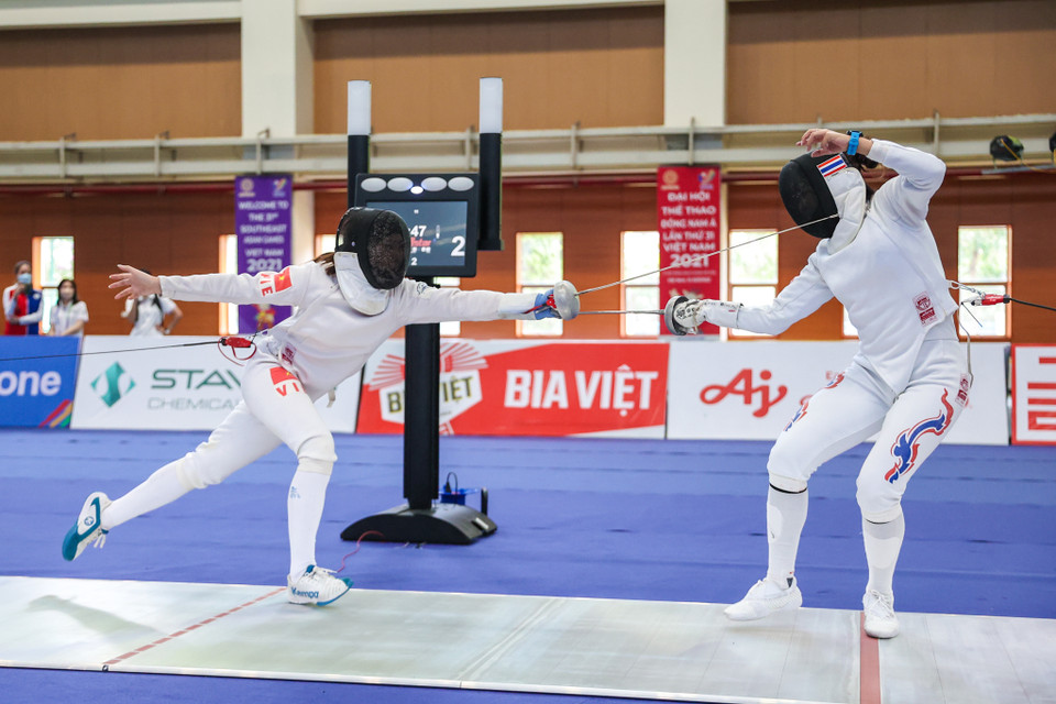 Vũ Thị Hồng đã xuất sắc thắng kiếm thủ người Thái Lan là Vasanasomsithi Pacharaporn với điểm số 13-12 sau 3 hiệp chính và 1 hiệp phụ để vào vòng Bán kết. (Ảnh: Minh Sơn/Vietnam+)