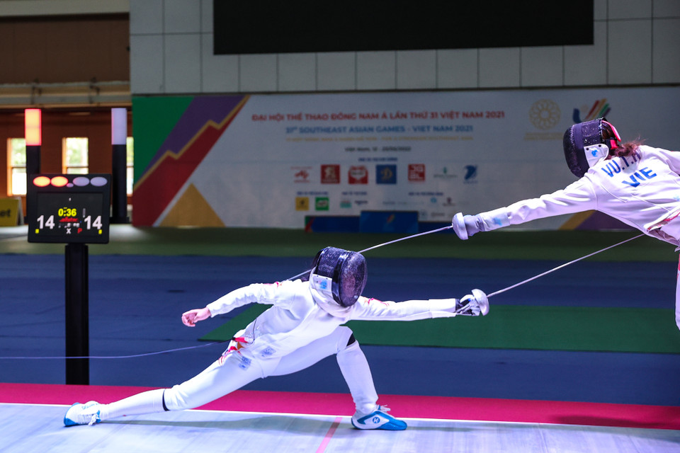 Pha giao đấu cuối cùng của Vũ Thị Hồng trong trận bán kết. Mặc dù đã rất cố gắng nhưng vẫn để thua 'sát nút' kiếm thủ Singapore là Koh Elle Meihui với tỷ số 15-14. (Ảnh: Minh Sơn/Vietnam+)