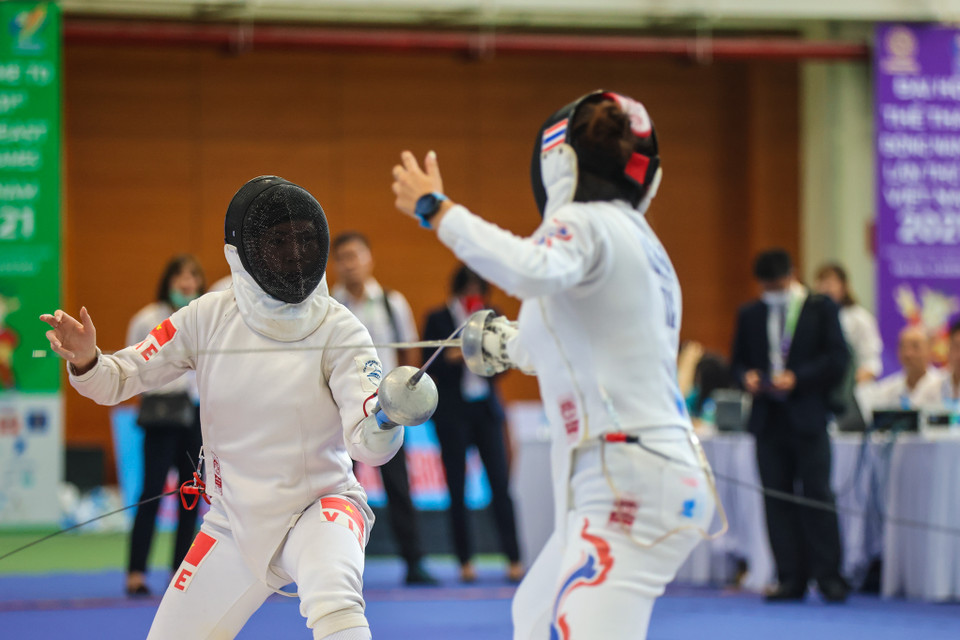 Vũ Thị Hồng giao đấu với kiếm thủ người Thái Lan là Vasanasomsithi Pacharaporn. (Ảnh: Minh Sơn/Vietnam+)