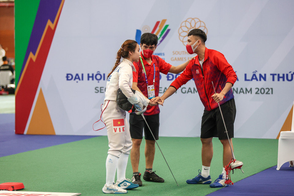 Ban huấn luyện 'lên dây cót' tinh thần cho kiếm thủ Nguyễn Phương Kim trong trận đấu loại trực tiếp. (Ảnh: Minh Sơn/Vietnam+)