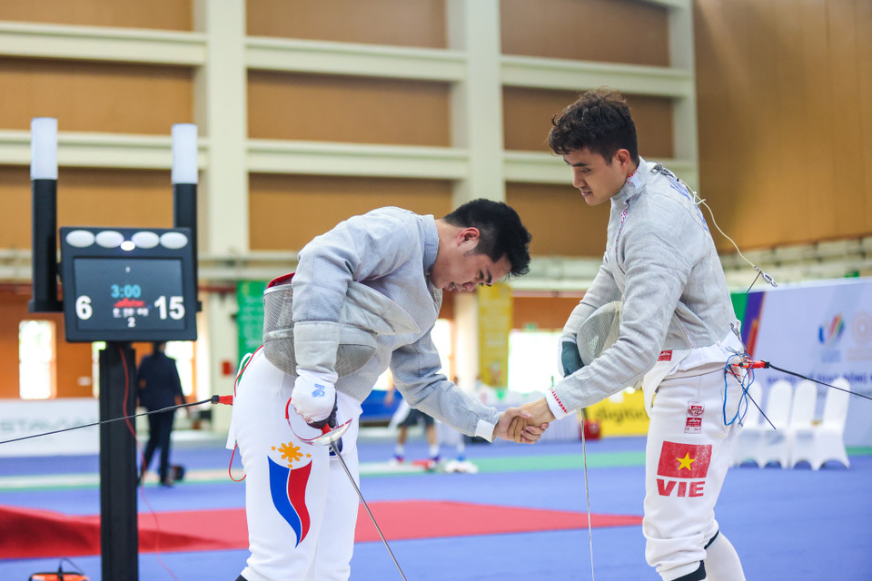 Kiếm thủ Vũ Thành An giành chiến thắng áp đảo 15-6 tuyển thủ đến từ Philippines là Concepcion Christian Jhester. (Ảnh: Minh Sơn/Vietnam+)