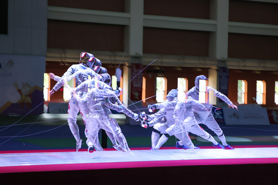 Pha đấu kiếm của Vũ Thành An với đối thủ đến từ Thái Lan trong trận chung kết. (Ảnh: Minh Sơn/Vietnam+)