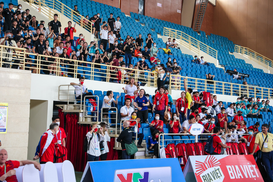 Hàng trăm cổ động viên Việt Nam đã đến sân cổ vũ cho các đội tuyển thi đấu. (Ảnh: Minh Sơn/Vietnam+)